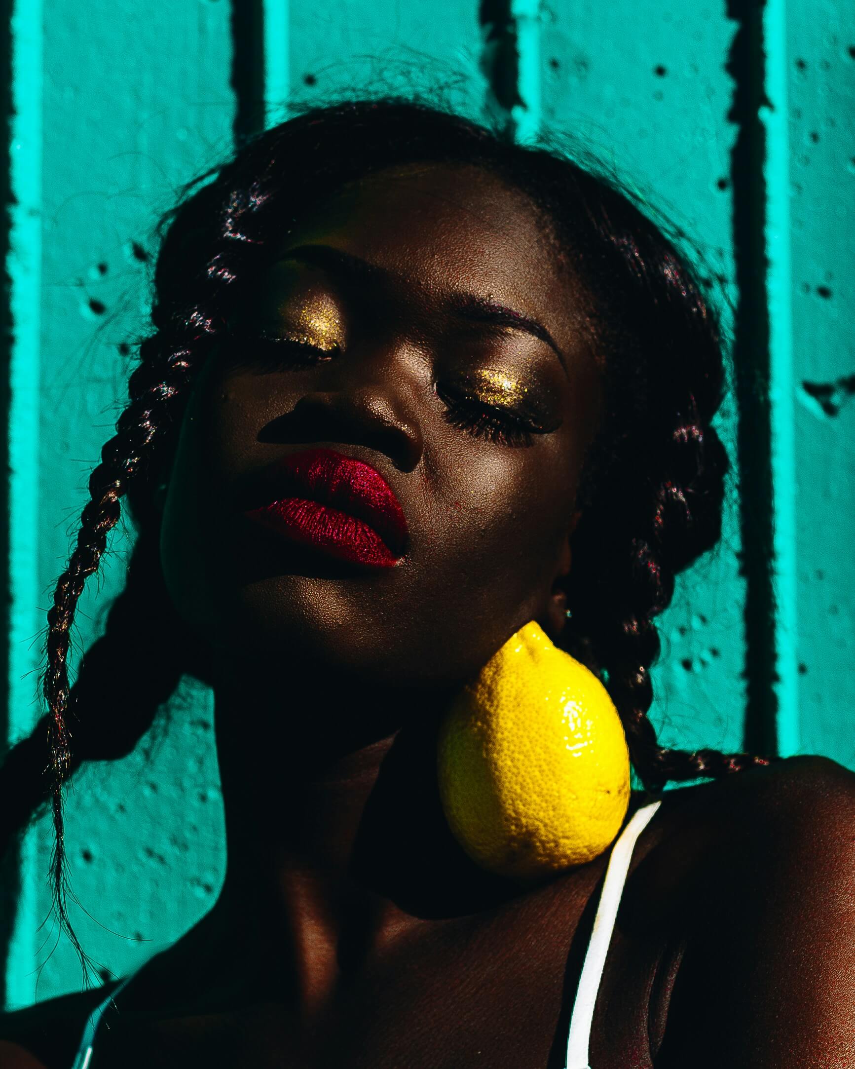 mulher negra de batom vermelho