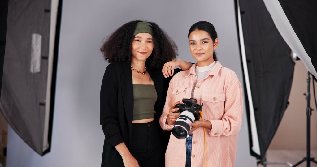 Duas mulheres fotografando